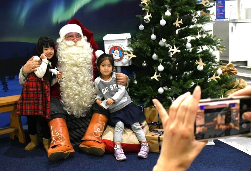 サンタがやってきた！　成田空港に到着、子どもたちと交流　「思いやりと愛持って」