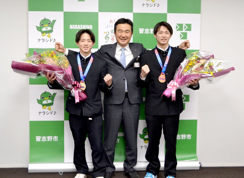アジア大会で優勝した兄の片岡雷斗選手（左）と３位になった弟の叶夢選手（右）。快挙を宮本市長に報告＝習志野市役所