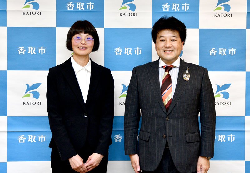 伊藤市長（右）から委嘱を受けた小笠原さん＝香取市役所