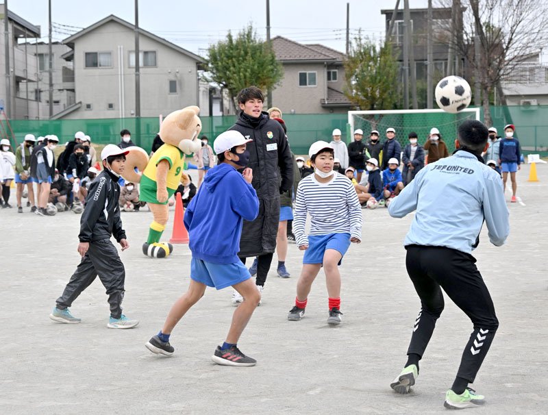 「鳥かごゲーム」でボールを奪い合う児童とジェフの選手たち＝５日、寒川小学校