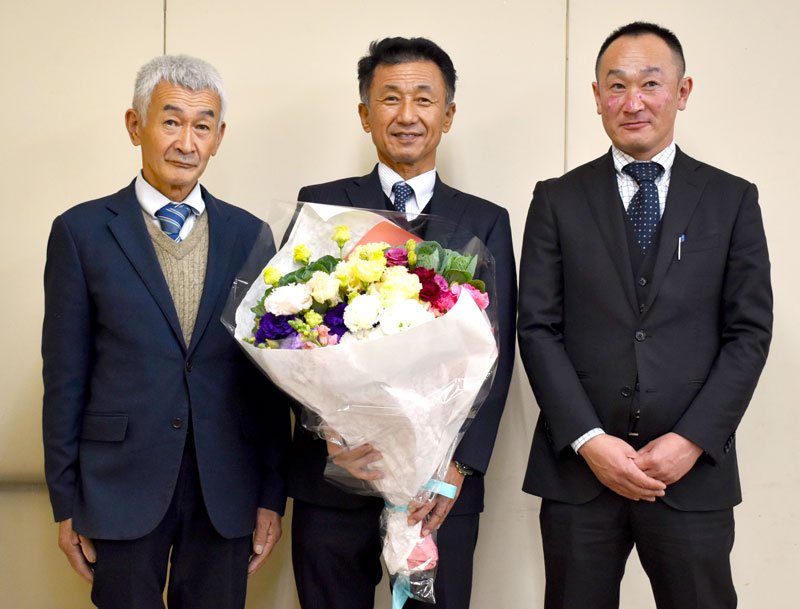 花束を手にフラワーフェスをＰＲする三井会長（中央）ら＝５日、千葉市中央区の千葉日報社
