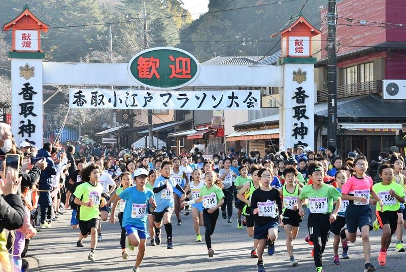 香取小江戸マラソン大会で一斉にスタートする子どもたち＝香取市