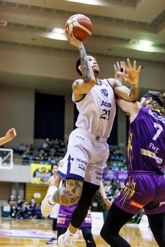 山形－Ａ千葉　シュートを狙うＡ千葉のアシュリー＝１０日、鶴岡市小真木原総合体育館（Ｂリーグ提供）