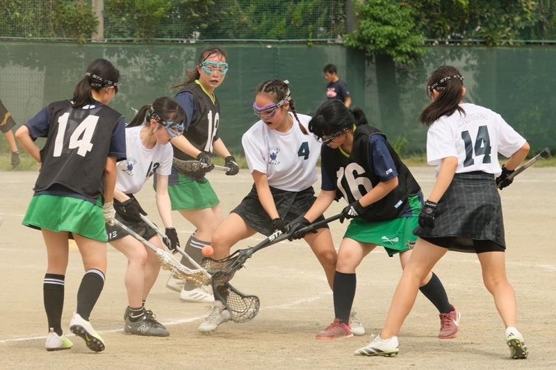 安全のため男子はヘルメット、女子はアイガードを着用する

