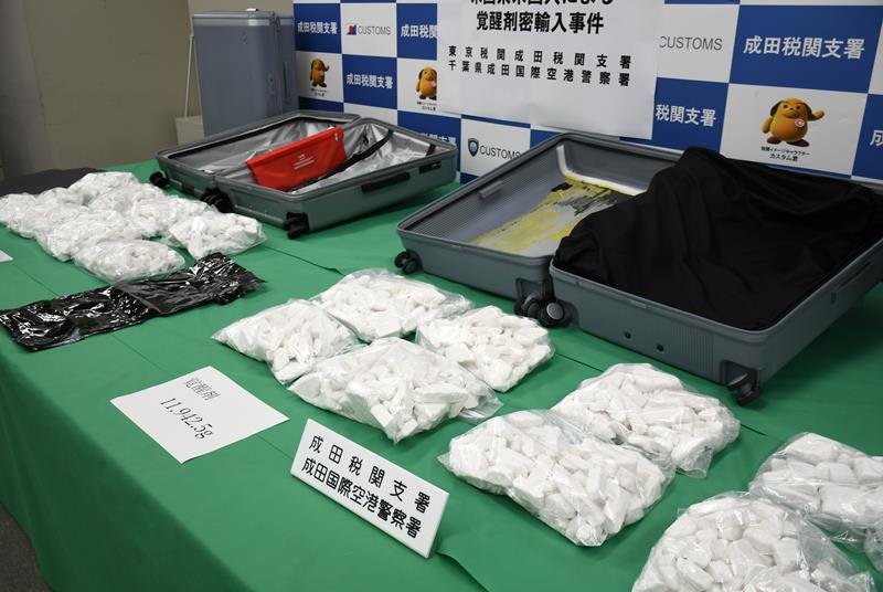 成田空港で押収された計２４キロの覚醒剤とスーツケース＝成田市の東京税関成田支署
