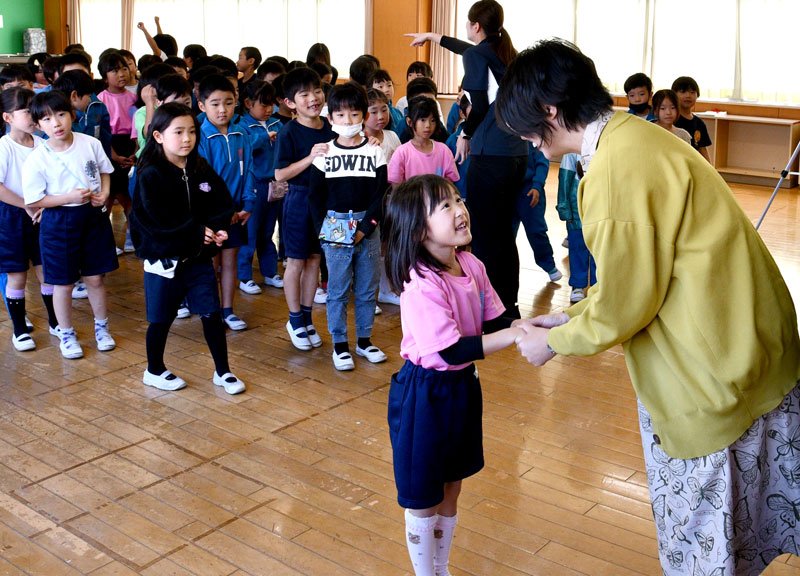 交流会で高橋さんに気持ちを伝える児童