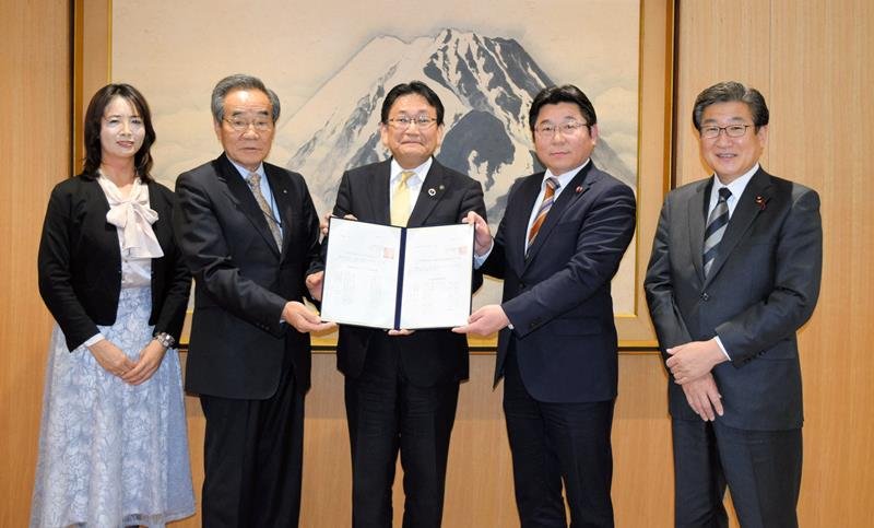 神谷市長（中央）に提言書などを渡す議連メンバー＝１８日、千葉市役所

