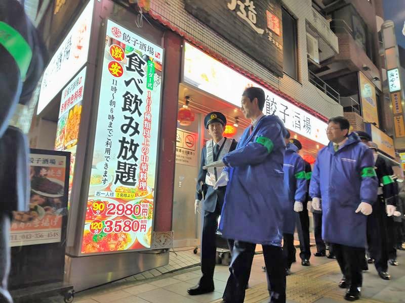 パトロールを行った熊谷知事（中央）ら＝２０日午後５時ごろ、千葉市中央区富士見２
