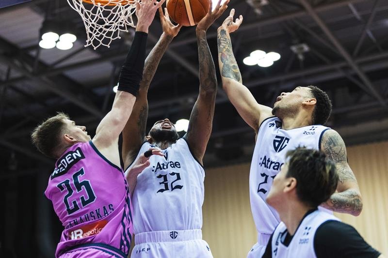 福島戦でゴール下で競り合うＡ千葉のパードン（左から２人目）とアシュリー（同３人目）＝２０日、宝来屋郡山総合体育館（Ｂリーグ提供）
