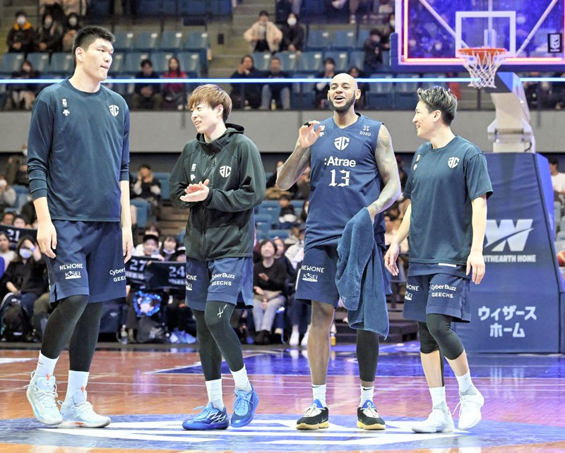 チーム新記録となる１５連勝を決め喜ぶアルティーリ千葉の選手たち＝２３日、千葉ポートアリーナ
