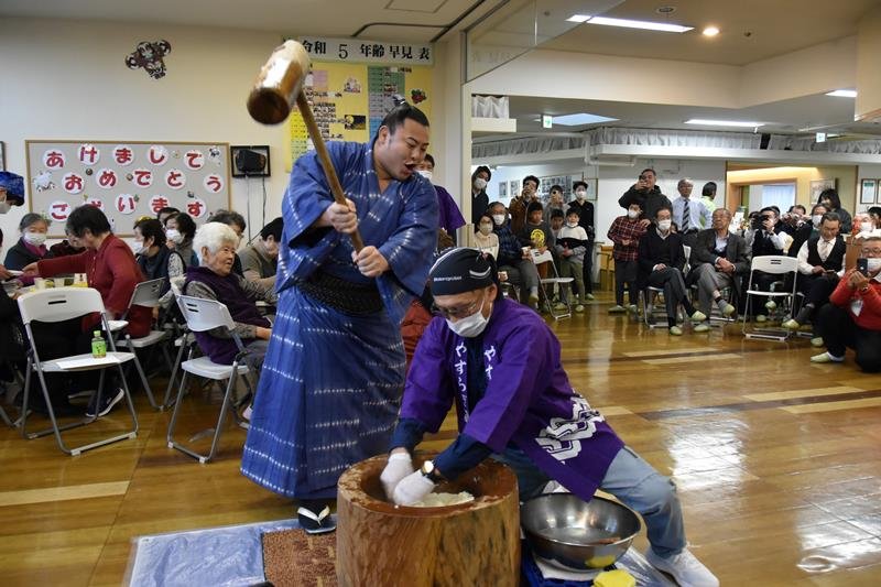 餅つきをする翔猿関＝旭市
