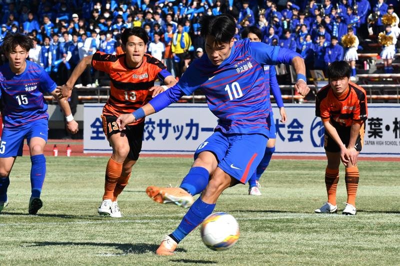 高川学園戦の前半、２点目となるＰＫを決める市船橋の郡司（１０）＝２９日、柏の葉
