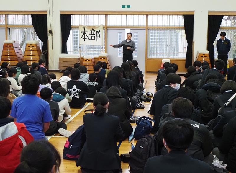 大地震と津波を想定した避難訓練で集合した高校生や児童＝富津市
