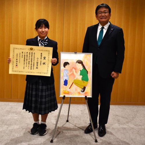 最優秀賞を受賞した山上さん（左）と受賞作品。右は神谷市長＝千葉市役所
