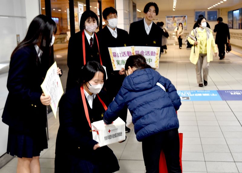 募金活動を行う生徒たち＝１０日午後、千葉市中央区