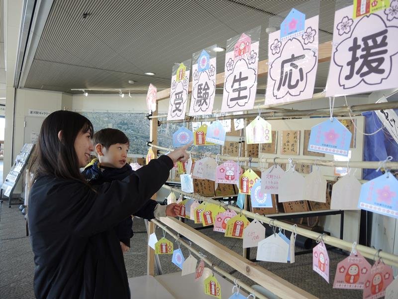 運河駅ギャラリーに飾られた受験生応援の短冊＝１２日、流山市

