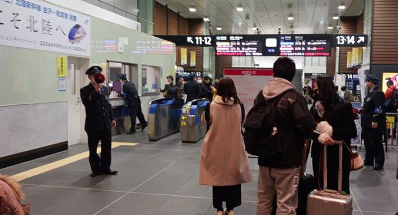北陸新幹線の運転見合せをアナウンスする駅員＝１日午後４時２６分、富山市のＪＲ富山駅
