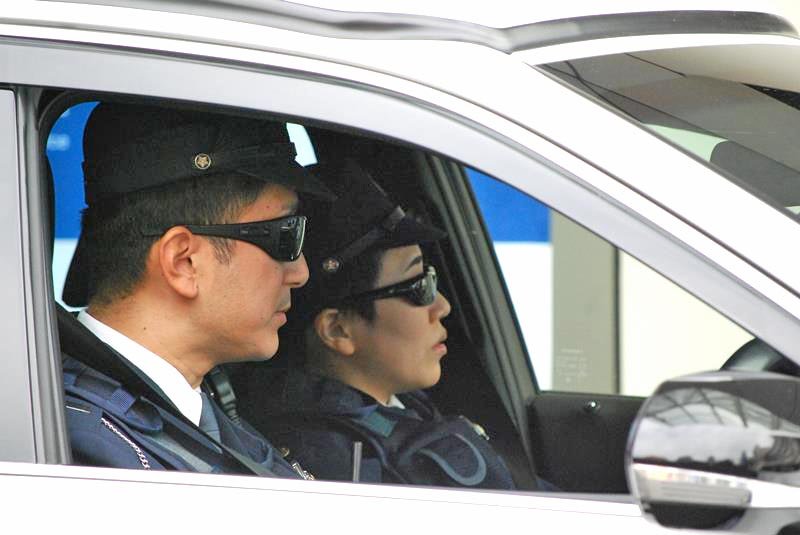 サングラスをかけて直射日光による事故を防ぐ＝１８日、千葉市中央区
