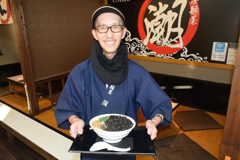 岩のりラーメンを笑顔で紹介する店主の平野さん＝銚子市
