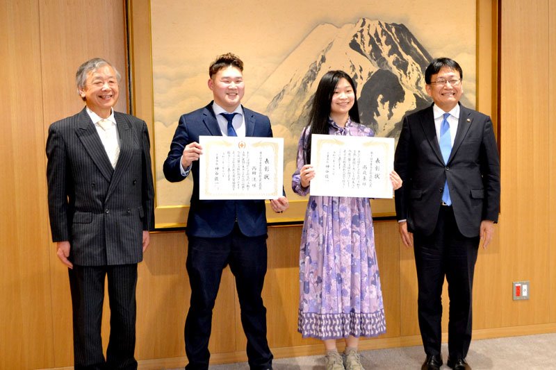 千葉市芸術文化新人賞を受賞した雨夜さん（左から３人目）と奨励賞の西田さん（同２人目）＝千葉市役所