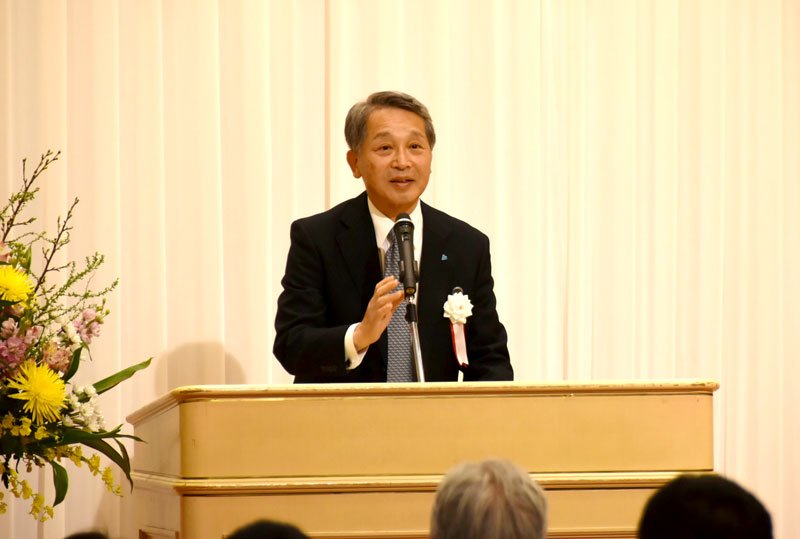 あいさつをする花島会長＝千葉市中央区