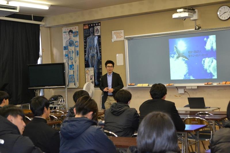 成人を迎える高校生に法律講座をする中井さん＝市立船橋高
