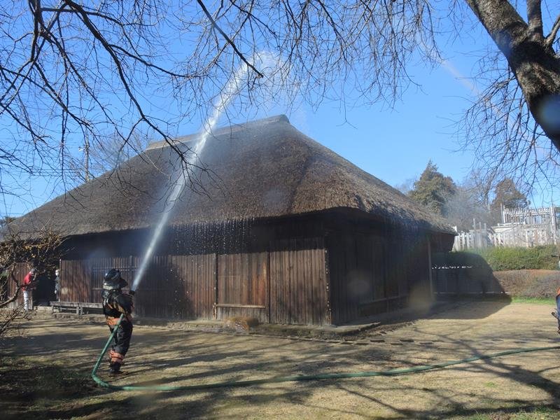 築約３００年とされる旧花野井家住宅で行われた放水訓練＝２６日、野田市
