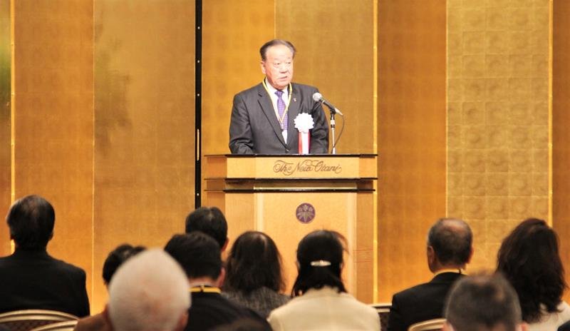 新春交流会であいさつする県中小企業団体中央会の飯塚会長＝２６日、千葉市美浜区
