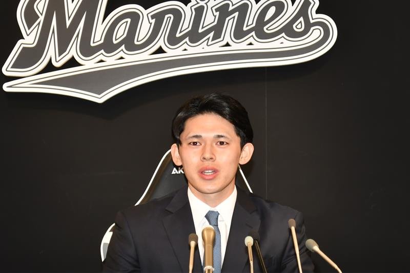 記者会見する千葉ロッテの佐々木朗希投手＝千葉市
