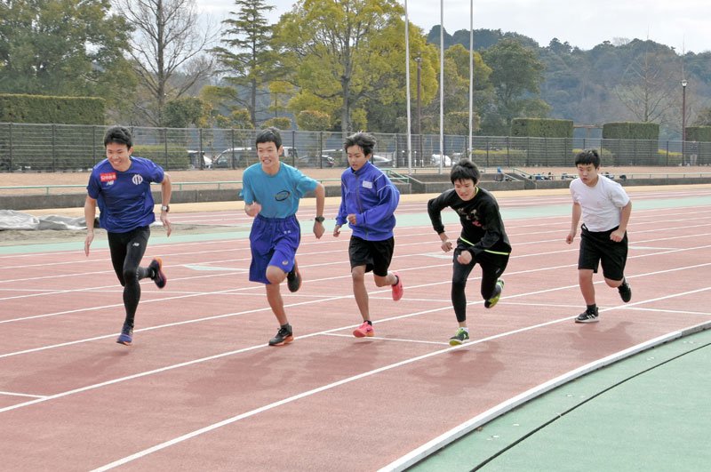 順天堂大の箱根駅伝メンバーらと中学生疾走　陸上クリニックで極意学ぶ　対抗リレーで熱戦も　印西