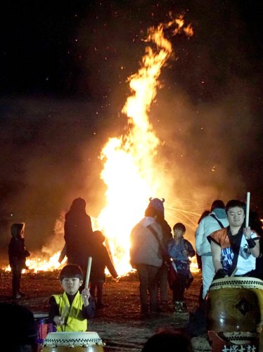無病息災願いどんど焼き　火柱囲み親睦深める　富津・二間塚地区