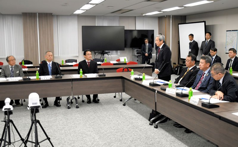 成田空港の旅客ターミナル集約新設の具体案策定に向けて再開した「『新しい成田空港』構想検討会」＝６日午後、東京都港区
