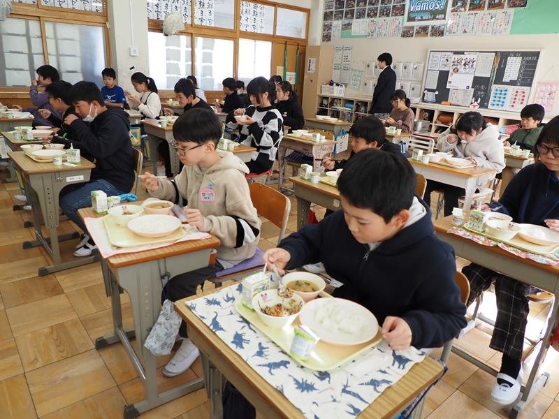 東京湾のイボキサゴを使った給食を味わう子どもたち＝君津市

