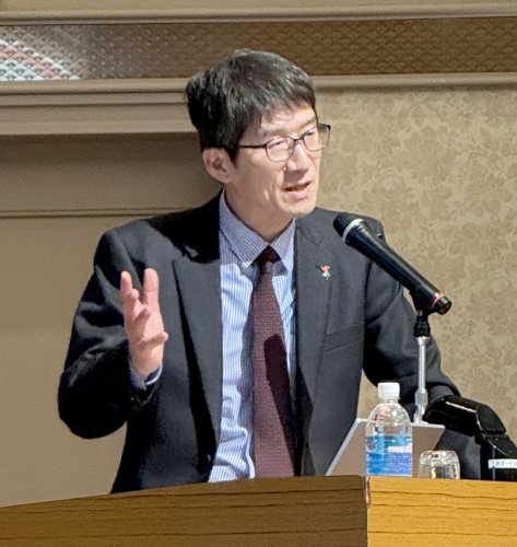 千葉政経懇話会２月例会で講演する前田氏＝１４日、千葉市中央区のホテル
