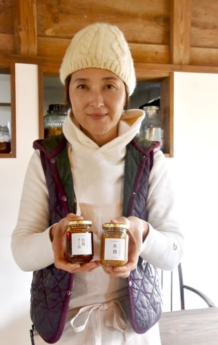 発酵うま味調味料「魚麹」シリーズを手に持つ小野薫さん＝鴨川市
