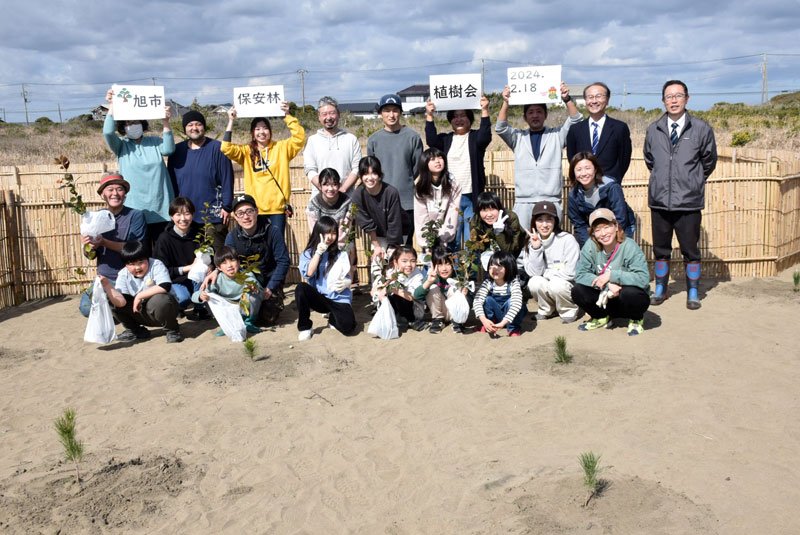 「大きく育ってね」　津波被害の海岸保安林再生へ　親子でクロマツ植樹　旭市