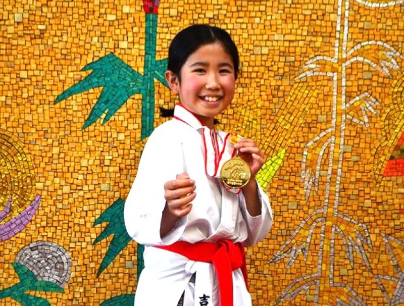 金メダルを手に優勝を報告する吉田さん＝船橋市役所
