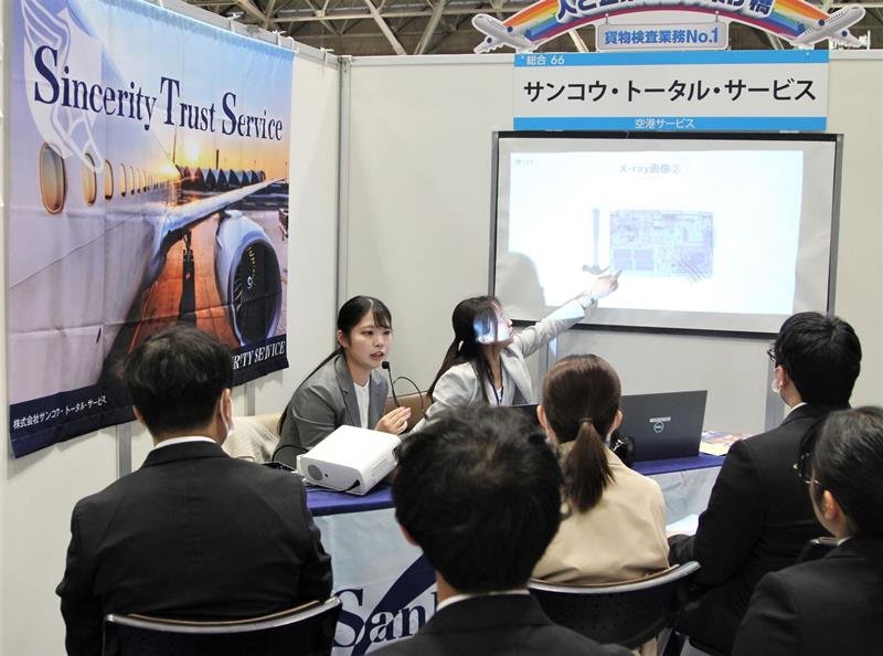 合同説明会で事業内容を学生に説明する千葉県内企業＝１日、千葉市美浜区の幕張メッセ
