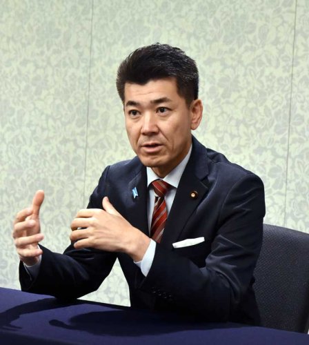 千葉日報社のインタビューに応じる立民の泉代表＝２日、千葉市中央区