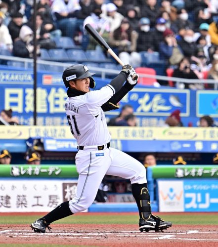 ４回千葉ロッテ無死一、三塁、山口が右前適時打を放つ
