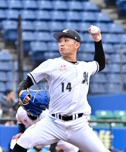 ソフトバンク戦に先発し４回３失点の千葉ロッテの小島＝ＺＯＺＯマリン
