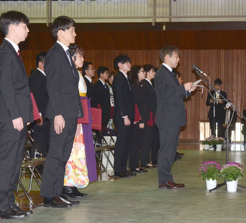 マイクの前で答辞を述べる卒業生代表の中村さん＝１３日、東金市の県立農業大学校