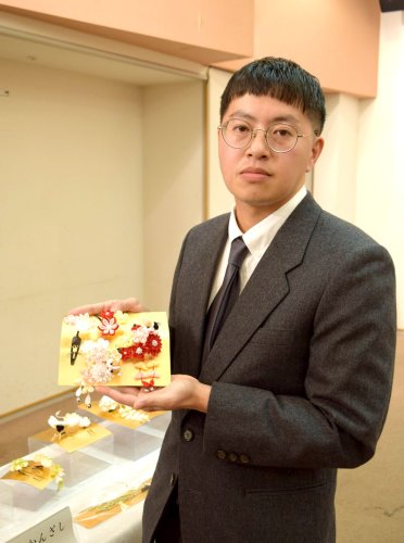 伝統的工芸品に指定された石原さんの「つまみかんざし」＝県庁