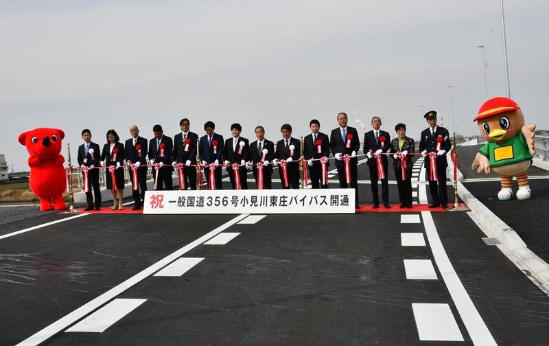 小見川東庄バイパスの全線開通を祝い、テープカットする出席者ら＝１９日、東庄町