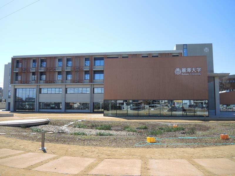 工学部などの新設に伴い新築された麗澤大の新校舎「さつき」＝柏市
