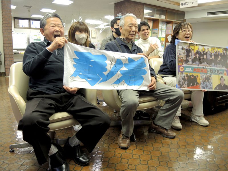 松戸市主催のＰＶで、千秋楽の琴ノ若関を応援する市民ら＝２４日、同市