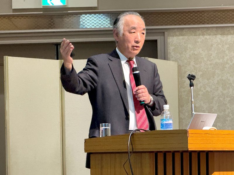 千葉政経懇話会３月例会で講演する根本氏＝２７日、千葉市中央区のホテル
