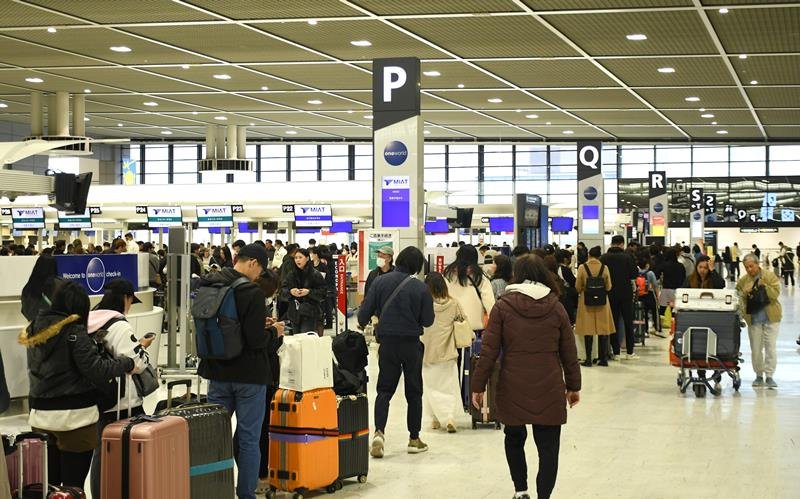 国際線の利用客でにぎわう成田空港＝２０日、成田市
