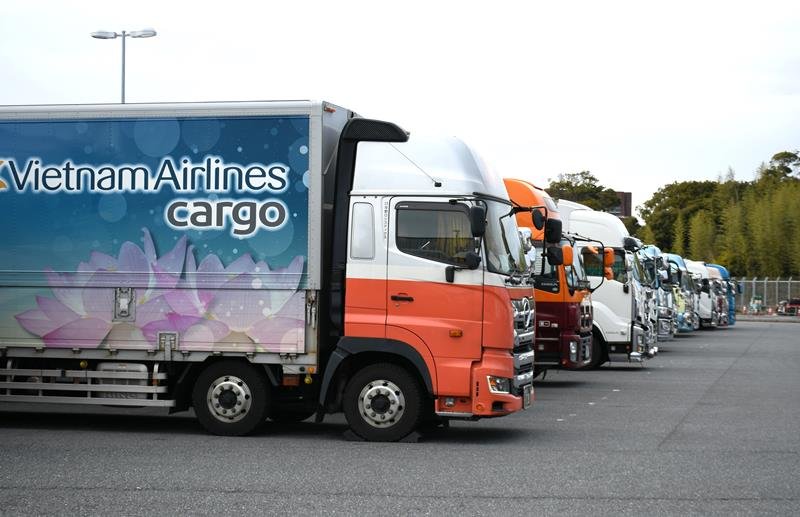 海外から成田空港に届いた貨物の積み込み作業が始まるまで待機する複数のトラック＝３月、成田市
