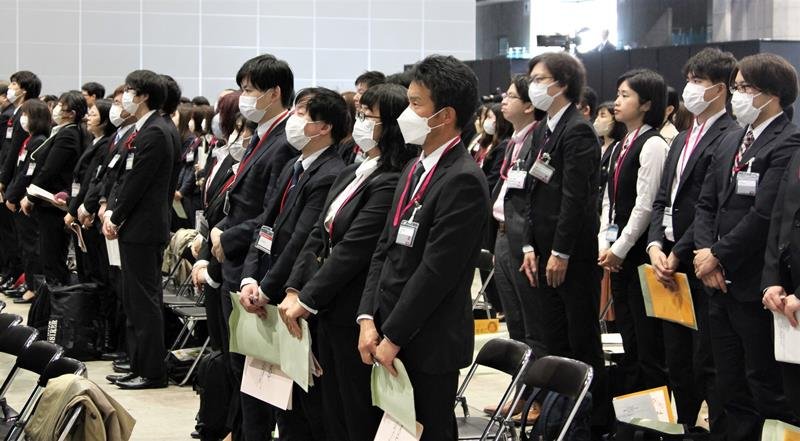イオン入社式で起立する新入社員ら＝１日、千葉市美浜区
